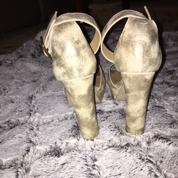 New gold heels 👠 - Picture 3 of 3